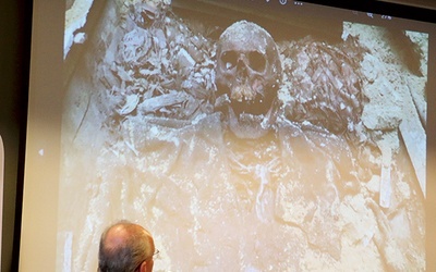 ▲	Prof. Krzysztof Szwagrzyk prezentował zdjęcia z ekshumacji.