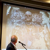 ▲	Prof. Krzysztof Szwagrzyk prezentował zdjęcia z ekshumacji.