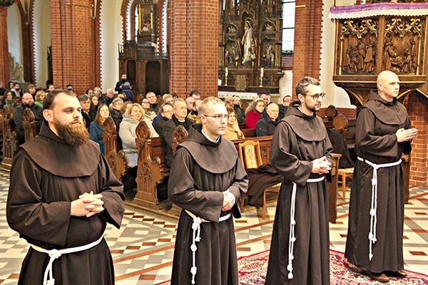 Stali się w pełni członkami zakonu.