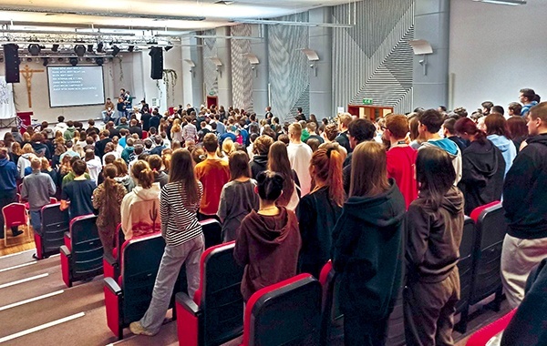 W dobie wiecznego narzekania na odchodzenie młodych od Ewangelii, przykazań i samego Jezusa dzieją się wielkie ewangelizacyjne rzeczy.