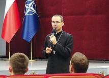 Studentom AWL biskup zadedykował słowa z Pisma Świętego, które bardzo lubi: „Ciesz się, młodzieńcze, w młodości swojej (...) i chodź drogami serca swego”.