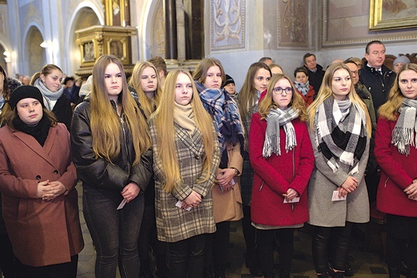 ▲	W niedzielę 4 grudnia członkowie Młodzieżowego Koła Caritas odebrali legitymacje.