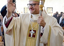 Pasterz po raz pierwszy błogosławi wiernych.