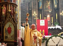 Dla uczczenia relikwii biskup płocki uniósł je, a wierni odpowiedzieli trzykrotnym zawołaniem: „Św. Mikołaju, módl się za nami!”.