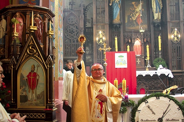Dla uczczenia relikwii biskup płocki uniósł je, a wierni odpowiedzieli trzykrotnym zawołaniem: „Św. Mikołaju, módl się za nami!”.