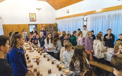 Przed posiłkiem jest modlitwa.