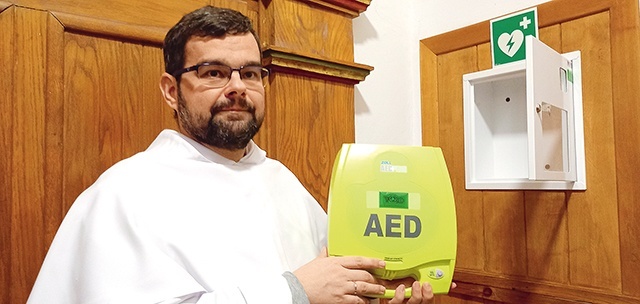 Ojciec Michał Śliż, ratownik medyczny, prezentuje sprzęt.