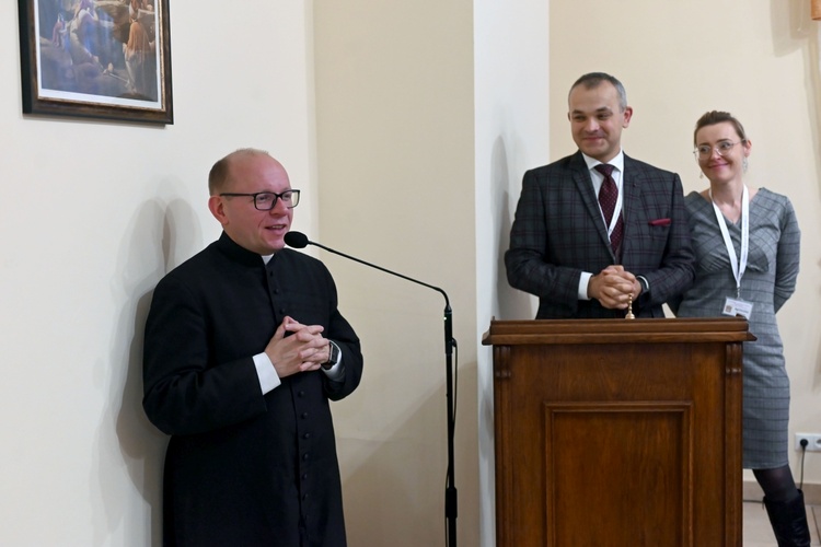 Ks. Krzysztof Ora z parą rejonową Mateuszem i Agnieszką Muszewskimi.