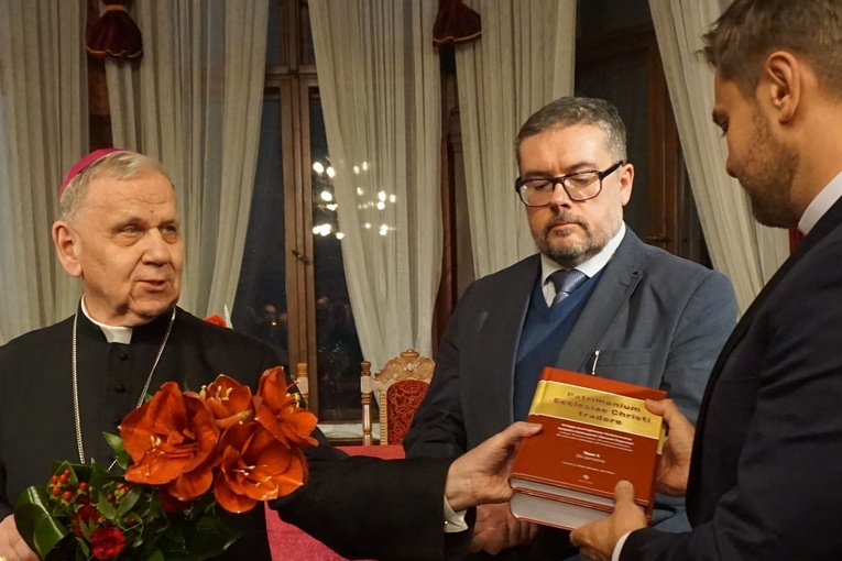 Biskup gliwicki otrzymał Księgę Pamiątkową 