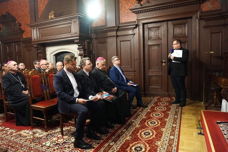 Biskup gliwicki otrzymał Księgę Pamiątkową 