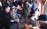 Podczas spotkania można było rozgrzać się ciepłym posiłkiem przy ognisku.