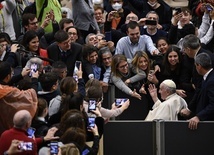 Papież do młodzieży: Nie siedźcie na kanapie, patrząc na telefon komórkowy