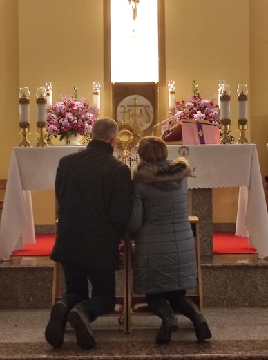 Jedno z małżeństw w czasie adoracji.