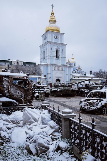 Zniszczone rosyjskie pojazdy wojskowe w Kijowie.  Każde zwycięstwo nad wrogiem  jest jak święto