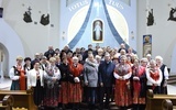 Panie i panowie z KGW w kościele św. Jana Pawła II w Słopnicach Dolnych.
