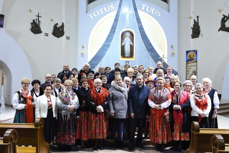 Panie i panowie z KGW w kościele św. Jana Pawła II w Słopnicach Dolnych.