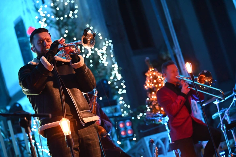 Strzegom zakolędował z zespołem Enej