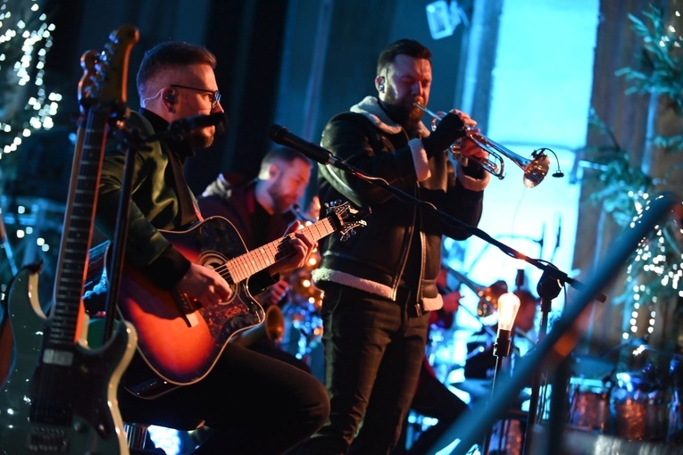 Strzegom zakolędował z zespołem Enej