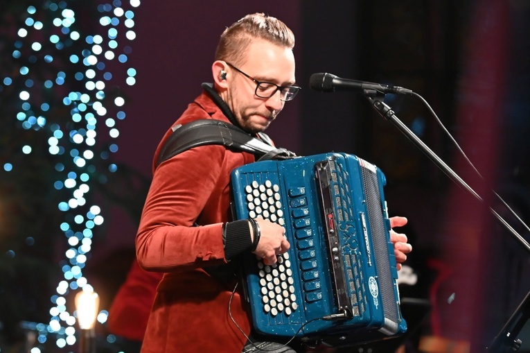 Strzegom zakolędował z zespołem Enej