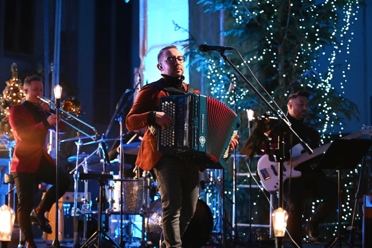 Strzegom zakolędował z zespołem Enej