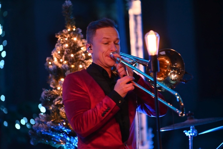 Strzegom zakolędował z zespołem Enej