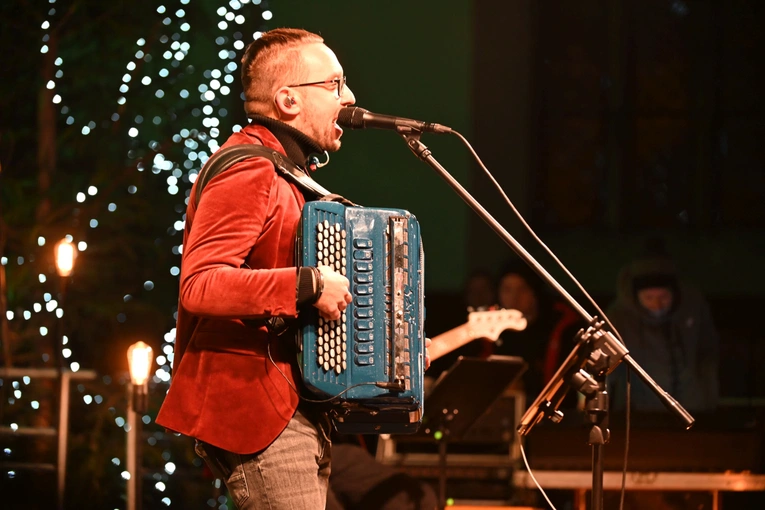 Strzegom zakolędował z zespołem Enej