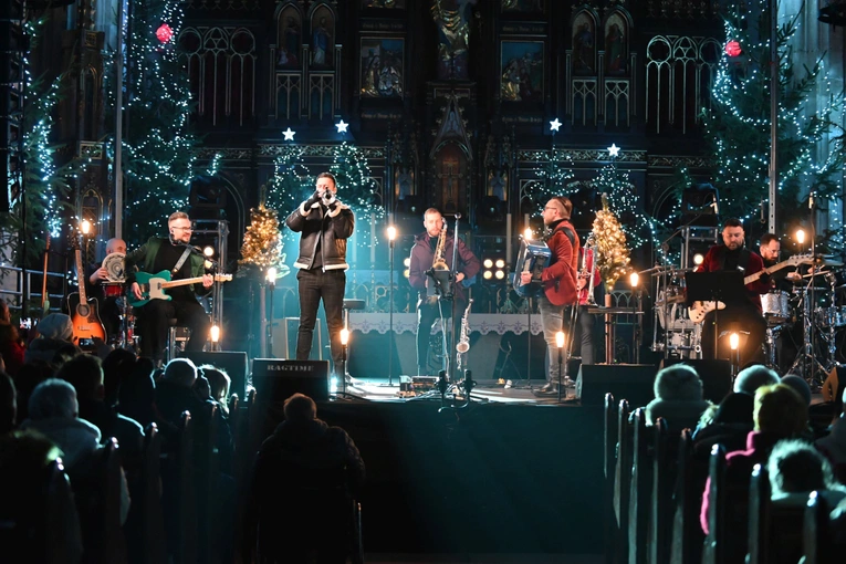Strzegom zakolędował z zespołem Enej