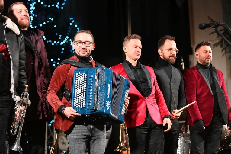 Strzegom zakolędował z zespołem Enej