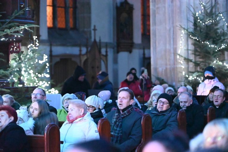 Strzegom zakolędował z zespołem Enej