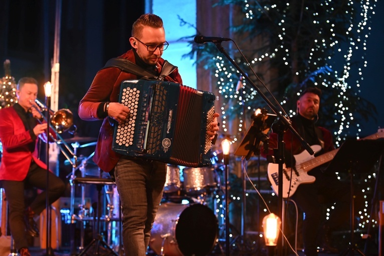 Strzegom zakolędował z zespołem Enej