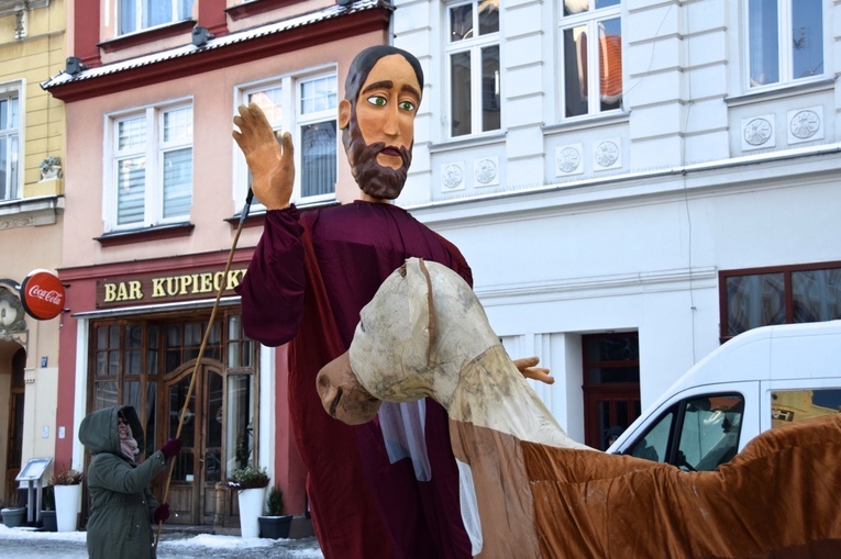 Gigantyczne jasełka w świdnickim Rynku