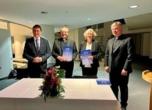 Podpisane porozumienie z udziałem m.in. abp. Tadeusza Wojdy, metropolity gdańskiego, i ks. prał. Ireneusza Bradtkego, proboszcza.