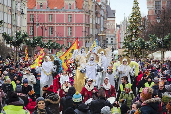 W Gdańsku kolędnicy przemaszerują przez Główne Miasto.