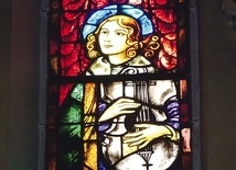 Na witrażach  w Wielowsi anioły trzymają różne instrumenty.