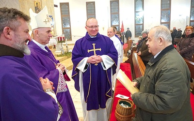 Gratulacje dla Franciszka Kubicy, który obchodzi 40-lecie posługi kościelnego.