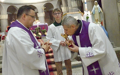 ▲	Uroczyste przekazanie relikwiarza. Z lewej o. Piotr Popławski, z prawej – ks. Zbigniew Gaczyński.