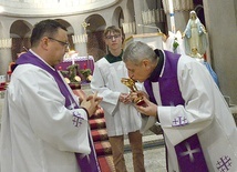 ▲	Uroczyste przekazanie relikwiarza. Z lewej o. Piotr Popławski, z prawej – ks. Zbigniew Gaczyński.