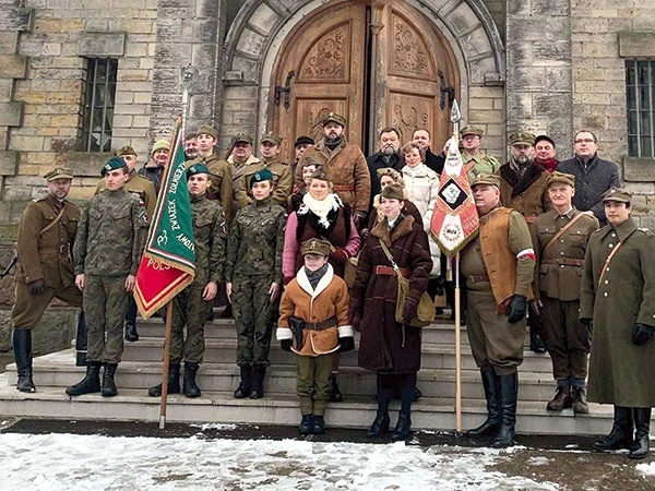 ▲	Uczestnicy spotkania przed wejściem do świątyni w Kraśnicy.