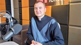 ▲	– Niechaj dobry Bóg obdzieli swoim błogosławieństwem, a serca napełni radością – życzy kapłan.