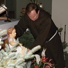 ▲	Procesję po klasztorze kończy złożenie Dzieciątka do żłóbka.