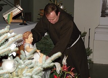 ▲	Procesję po klasztorze kończy złożenie Dzieciątka do żłóbka.