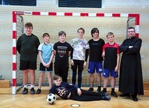 ▲	Zwycięska drużyna z Osieka wraz z opiekunem ks. Mariuszem Gorczycą.