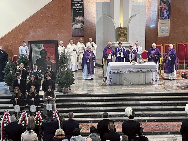 Msza św. w kościele pw. Podwyższenia Krzyża Świętego w Katowicach-Brynowie pod przewodnictwem abp. Wiktora Skworca.