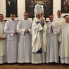 Nowi akolici wraz z arcybiskupem Adrianem Galbasem i seminaryjnymi przełożonymi.