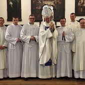 Nowi akolici wraz z arcybiskupem Adrianem Galbasem i seminaryjnymi przełożonymi.