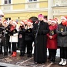 Biskup pomocniczy w czasie składania życzeń. W tle Dziki Chór ze Świdnicy.