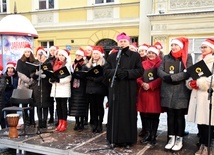 Biskup pomocniczy w czasie składania życzeń. W tle Dziki Chór ze Świdnicy.