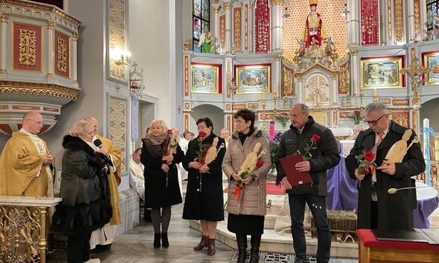 Laureaci tegorocznej Nagrody św. Mikołaja w pierścieckim sanktuarium.