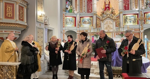 Laureaci tegorocznej Nagrody św. Mikołaja w pierścieckim sanktuarium.