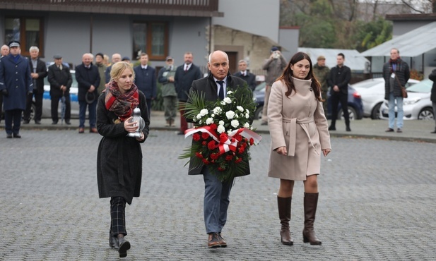 Kwiaty pod pomnikiem Obrońców Ojczyzny złozyła też delegacjaStowazyszenia Integracyjnego Eurobeskidy.